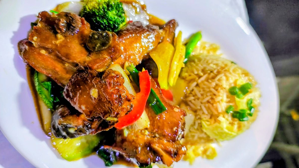 Alitas tausi c/ chaufa en Chifa Yuan Fen