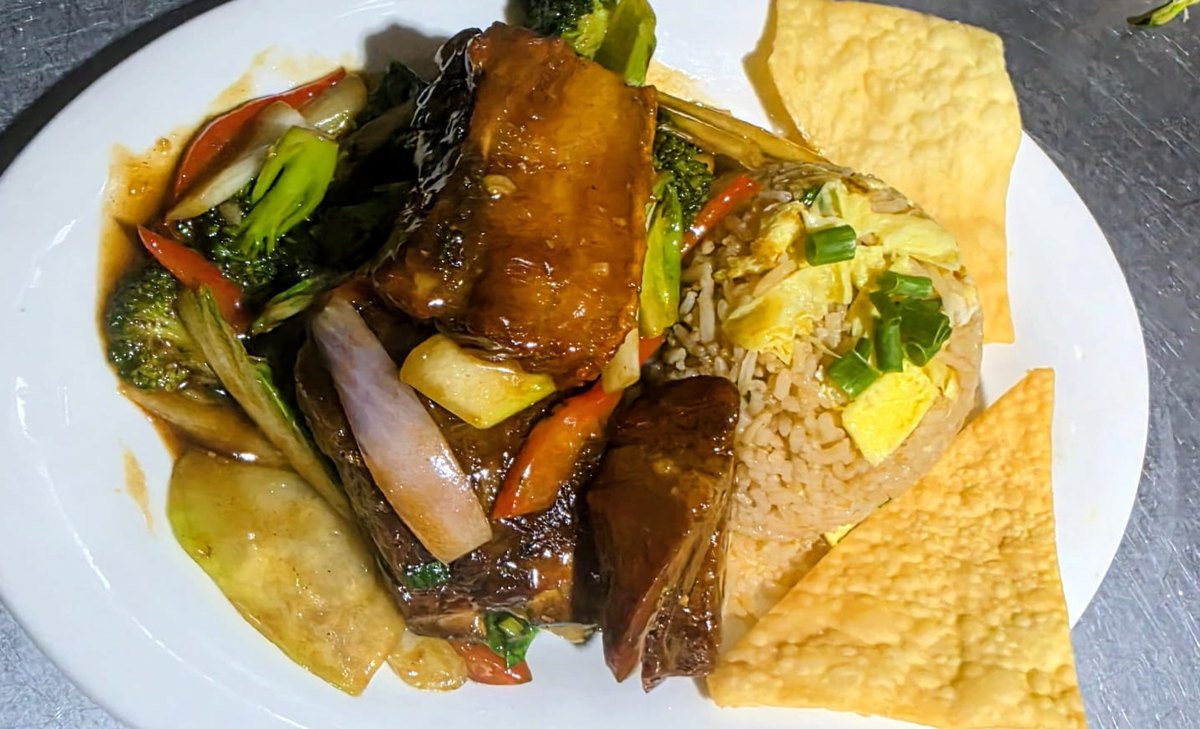 Costilla de chancho picante c/ chaufa en Chifa Yuan Fen